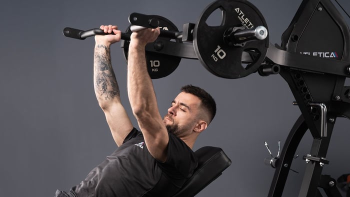 Schulterpresse 101: Dein Weg zu kraftvollen Schultern| ATLETICA